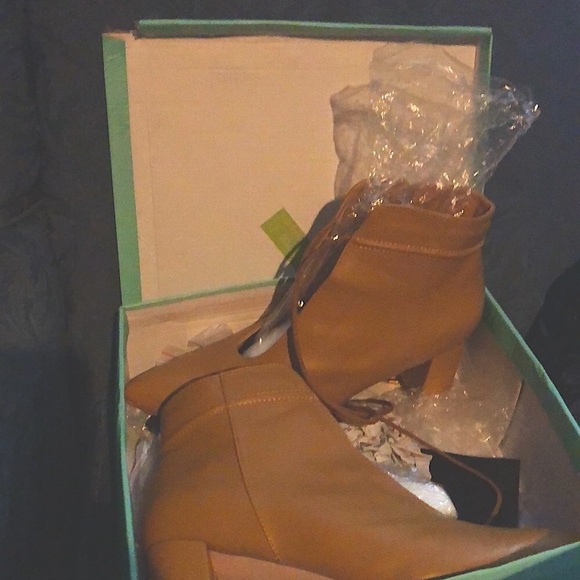 All ankle boots $40 ea size 8.... gold pr 10 - Picture 3 of 10